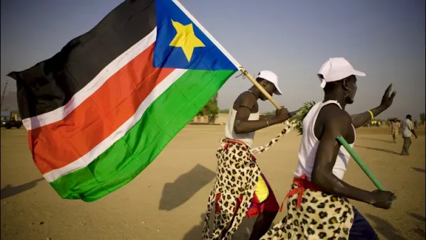 قالت حكومة جنوب السودان إن متمردين هاجموا شاحنات تقل مدنيين وقتلوا 21 شخصا.

