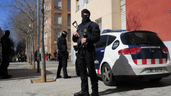 Spanish police outside a suspect's apartment building. (Twitter)