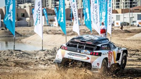 Shaikh Nahyan and Mohammad Bin Sulayem flag off Nasser Saleh Al Attiyah’s Toyota Hilux in the Abu Dhabi Desert (Photo: Abu Dhabi Desert Challenge)