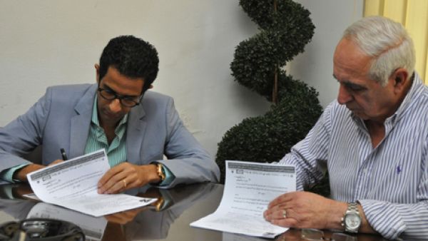 Ahly's executive manager Shereen Shams (R) while signing the AS Roma match contract on Wednesday (Photo: Ahly's official website)