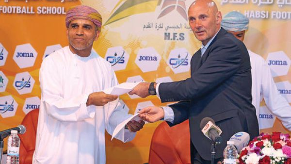 Andy Watson (right) and Suleiman al Habsi exchange agreement papers after the Scotsman was hired as HFS technical director on Sunday (Photo: Muscat Daily)