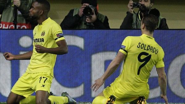 باكامبو (يسار) يقود فياريال لفوز مريح