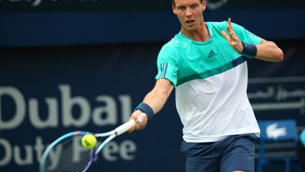 Czech tennis player Tomas Berdych serves the ball to Italian Thomas Fabbiano during their ATP match on the third round of the Dubai Duty Free Tennis Championships February 24, 2016.
MARWAN NAAMANI / AFP