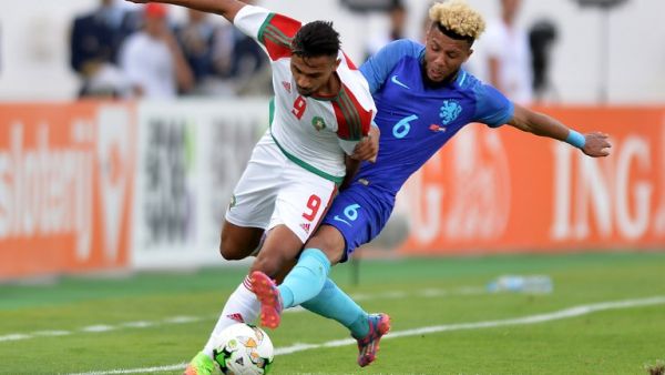 Morocco's Soufian Boufal (L) vies with Netherland's Tonny Vilhena during the international friendly football match between Morocco and Netherlands at in Agadir on May 31, 2017.
STR / AFP
