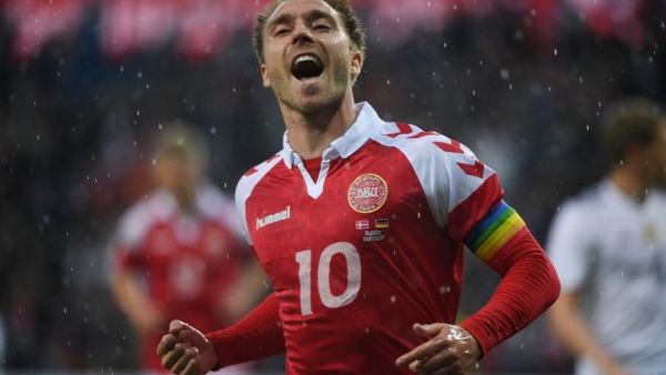 إيريكسن يحتفل بهدفه