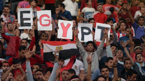 Egyptian fans carry placards and the national flag ahead of the match between Egypt and Senegal during the Africa Cup of Nations group G football match at the Cairo International Stadium in the Egyptian capital on November 15, 2014. AFP PHOTO / KHALED DESOUKI
KHALED DESOUKI / AFP