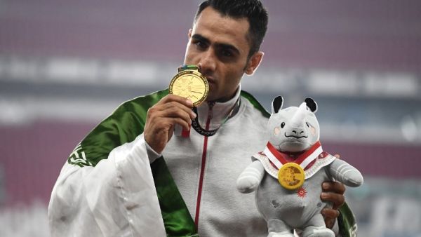Gold medallist Iran's Hossein Keyhani celebrates during the victory ceremony for the men's 3000m steeplechase athletics event during the 2018 Asian Games in Jakarta on August 27, 2018.
Jewel SAMAD / AFP