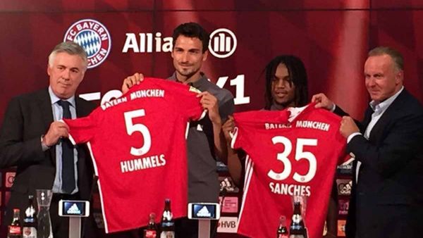 سانشيس وهوميلز خلال التقديم الرسمي