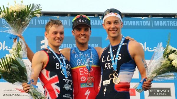 Second place winner Thomas Bishop of England (L), Spanish athlete Javier Gomez Noya (C) of Spain, winner of the ITU World Triathlon, and third place winer Vincent Luis of France, pose on stage at the Yas Marina Circuit in Abu Dhabi after competing on March 4, 2017.
NEZAR BALOUT / AFP