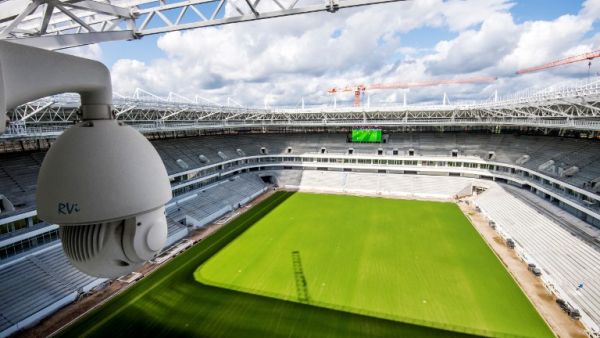 A photo taken on August 28, 2017 shows a security camera installed at roof level of the Kaliningrad Stadium in Kaliningrad. Kaliningrad Stadium will host several games of the FIFA World Cup 2018.
Mladen ANTONOV / AFP