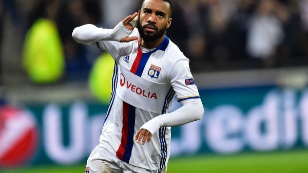 لاكازيت يقود ليون للفوز ويسجل هدفاً رائعاً