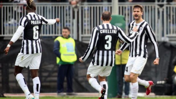 يورينتي (يمين) يتلقى التهنئة بعد هدفه الأول في مرمى كالياري