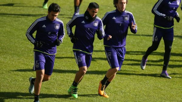 (LtoR) Anderlecht's Egyptian midfielder Mahmoud 'Trezeguet' Hassan, Anderlecht's Honduran midfielder Andy Najar and Anderlecht's Brazilian defender Rafael Galhardo attend a training session of Belgian first league football team RSC Anderlecht in Anderlecht, Belgium, on March 16, 2016, a day before their UEFA Europa League second leg round of 16 football match against FC Shakhtar Donetsk.
VIRGINIE LEFOUR / Belga / AFP