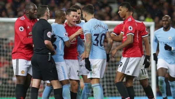 جانب من مشادة حصلت أثناء اللقاء بين لاعبي الفريقين