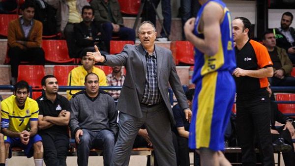Iranian basketball coach Mehran Hatami (center) (Photo: Press TV)