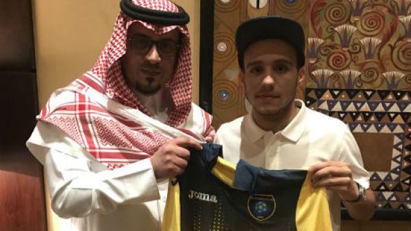 Zamalek's Mostafa Fathi with Al-Taawoun president after signing the contract on Tuesday (Photo: Al-Taawoun's official Twitter account)