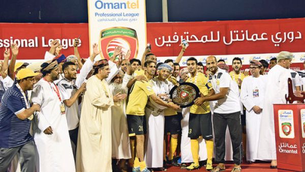 Fanja players receive the OPL shield from Sayyid Khalid al Busaidy, the Oman Football Association chairman, at the Sultan Qaboos Sports Complex on Sunday (Ahmed al Saidi/Muscat Daily)