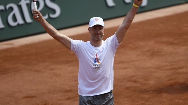 Former Turkish football goalkeeper Omer Catkic taking part in an exhibition match to support the Paris bid for the 2024 Olympics on the eve of the first round of the Roland Garros 2017 French Tennis Open in Paris. 
GABRIEL BOUYS / AFP