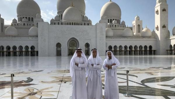  Real Madrid forward Lucas Vazquez (center) visits the Sheikh Zayed Mosque in Abu Dhabi, United Arab Emirates. (Photo: Lucas Vazquez/Instagram)