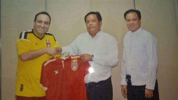 Iranian head coach of the Myanmar men’s national football team, Reza Kordi (L) (Photo: Press TV)