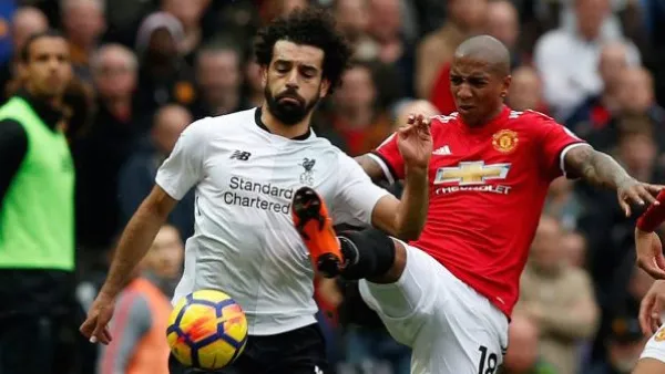 نجح آشلي يانغ لاعب مانشستر يونايتد (يمين) في تحييد صلاح خلال لقاء الفريقين وكان هو من بدأ بالسخرية عبر وسائل التواصل الاجتماعي
