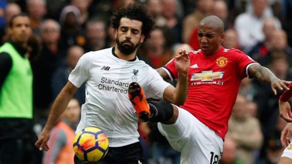 نجح آشلي يانغ لاعب مانشستر يونايتد (يمين) في تحييد صلاح خلال لقاء الفريقين وكان هو من بدأ بالسخرية عبر وسائل التواصل الاجتماعي