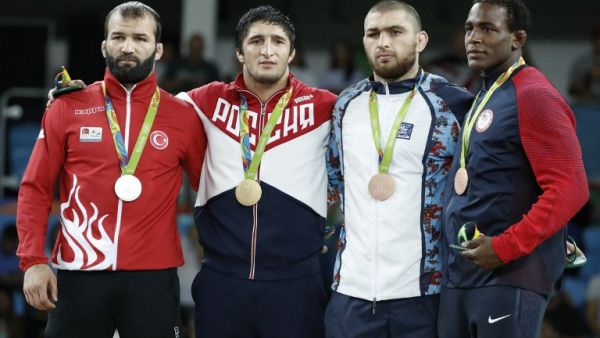 (From L to R) Turkey's silver medallist Selim Yasar, Russia's gold medallist Abdulrashid Sadulaev, Azerbaijan's bronze medallist Sharif Sharifov and USA's bronze medallist J'den Michael Tbory Cox stand on the podium at the end of the men's 86kg freestyle wrestling event at the Carioca Arena 2 in Rio de Janeiro on August 20, 2016, during the Rio 2016 Olympic Games.
Jack GUEZ / AFP