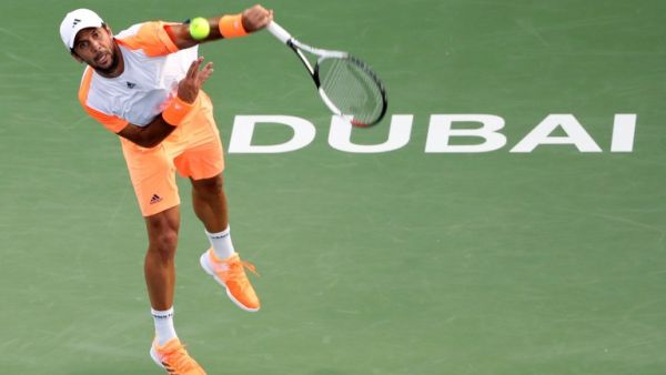 Fernando Verdasco of Spain returns the ball to Robin Haase of Netherlands during their ATP semi-final tennis match as part of the Dubai Duty Free Championships on March 3, 2017.

KARIM SAHIB / AFP