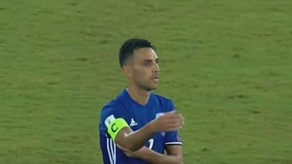 Screen capture from video showing captain of the Israeli national football team Eran Zahavi as he tears off his captain's armband during a losing game against Macedonia, September 2, 2017. (Photo: YouTube)