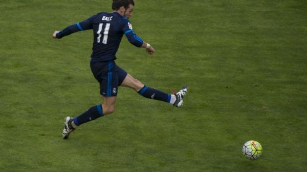 Real Madrid's Welsh forward Gareth Bale scores during the Spanish league football match Rayo Vallecano de Madrid vs Real Madrid CF at the Vallecas stadium in Madrid on April 23, 2016.
CURTO DE LA TORRE / AFP