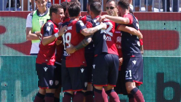 كالياري يحقق الفوز في الثواني الأخيرة