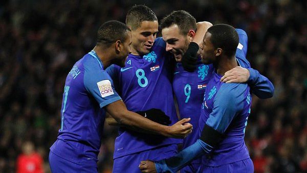 منتخب هولندا غير المتأهل ليورو 2016 يتفوق على نظيره الإنجليزي