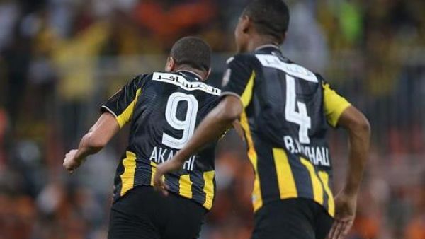 العكايشي (يسار) يحتفل بهدفه