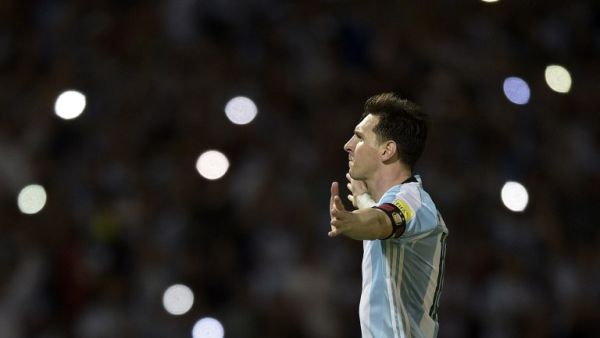 ميسي يحتفل بهدفه