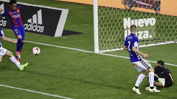 نيمار (يسار) يسجل الهدف الذي أثار الجدل