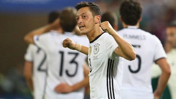 مسعود أوزيل يساهم في قيادة المانشافت لنصف نهائي يورو 2016