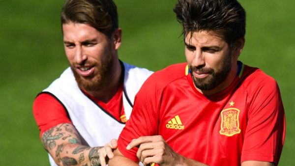 صورة أرشيفية لبيكيه وراموس خلال تدريبات منتخب إسبانيا