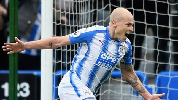 آرون موي يحتفل بهدفه