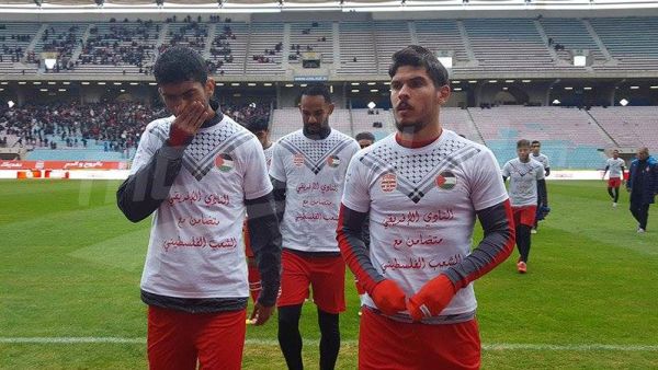 صورة للاعبي الإفريقي وهم يرتدون القمصان المساندة للشعب الفلسطيني