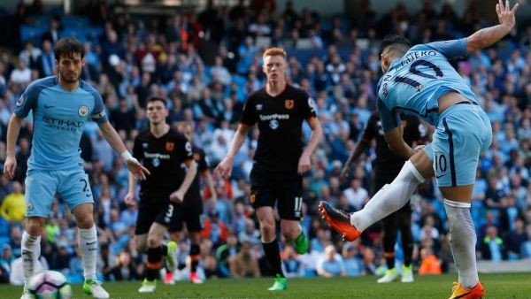 أغويرو (يمين) يواصل التألق