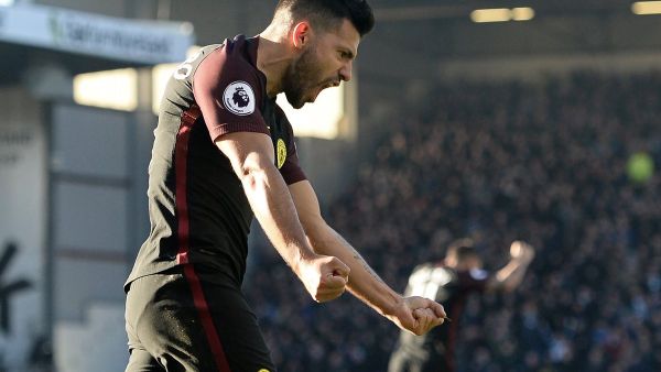 أغويرو يحتفل بهدفه