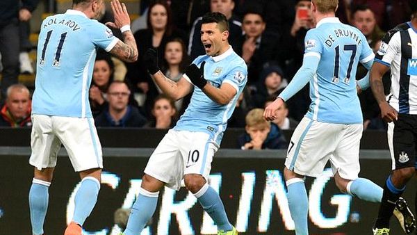 لاعبو سيتي يحتفلون بهدف أغويرو (وسط)