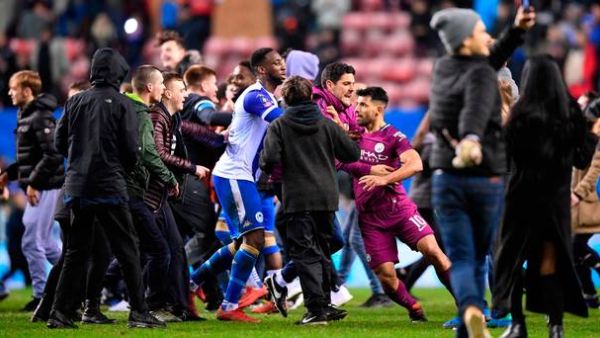 جانب من المشاحنة بين أغويرو ومشجع ويغان