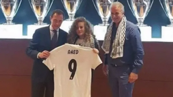 إيميليو بوتراغينيو يمنح عهد التميمي قميصاً لريال مدريد يحمل اسمها
