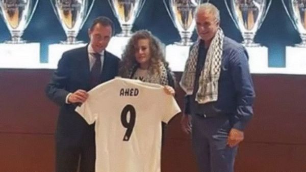 Ahed Tamimi received a Real Madrid kit from Emilio Butragueño