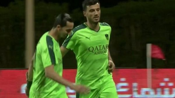 السومة (يمين) يقود الأهلي للفوز