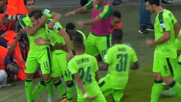 لاعبو الأهلي يحتفلون بهدف بصاص الأول