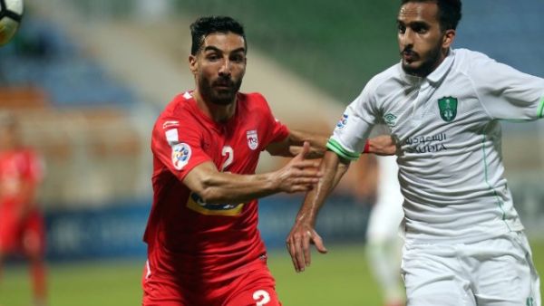 Saudi club Al-Ahli's Saleh Mohammed al-Jaman (R) fights for the ball with Mohammad Iranpourian (L) of Iranian club Tractorsazi Tabriz during their Asian Champions League football match on February 12, 2018 at the AL-Seeb stadium in Muscat.
MOHAMMED MAHJOUB / AFP