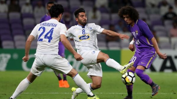 Esteghlal FC's Iranian midfielder Farshid Esmaeili (C) and midfielder Omid Noorafkan (L) vie for the ball against Al-Ain's Emirati midfielder and captain Omar Abdulrahman (R) during their AFC Champions League group (D) match at Hazza Bin Zayed Stadium, on March 6, 2018.
KARIM SAHIB / AFP