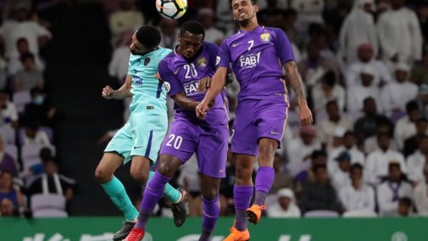 Al-Ain's forward Ahmed Khalil (C) and midfielder Caio (R) vie for the header with Al-Hilal's defender Mohammed Al-Breik during the AFC Champions League football match between UAE's al-Ain and Saudi's al-Hilal at the Hazza bin Zayed Stadium in Al-Ain, on April 2, 2018.
KARIM SAHIB / AFP